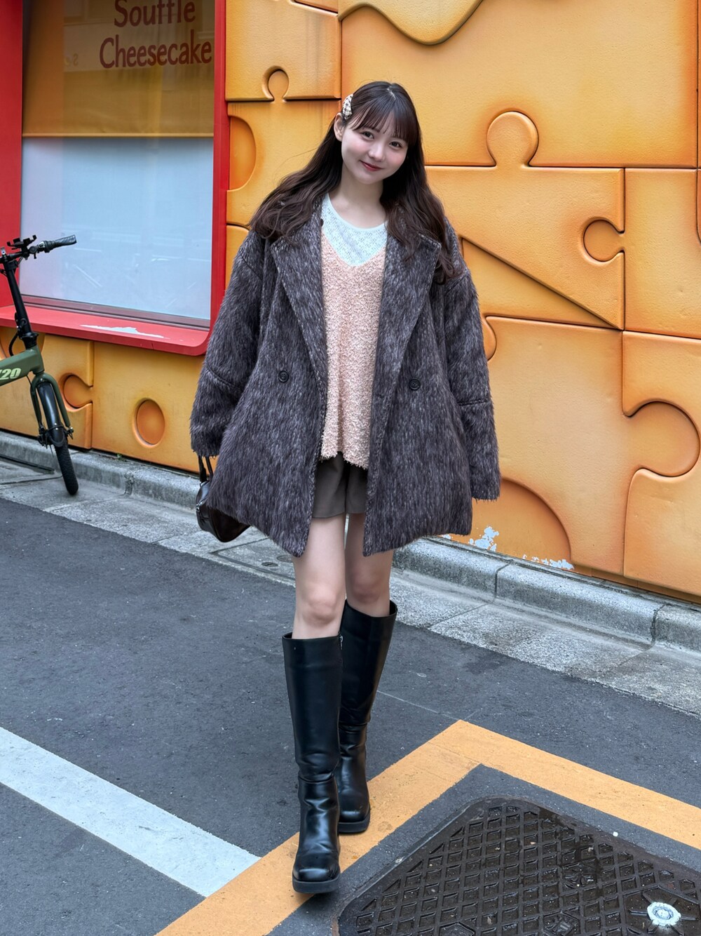 「ロンT、プチプラ、シアートップス、ベスト、ピンク、レイヤードスタイル、春コーデ、ロングブーツ、ブーツ、デートコーデ、きれいめカジュアル、大人かわいい、ショートパンツ、ワントーンコーデ、お出かけコーデ」｜「GLOBAL WORKのアイテム（ベスト、ピンク系）」を使った、みさねさん（骨格ストレート・レディース・158cm）の春コーディネートの1枚目の写真