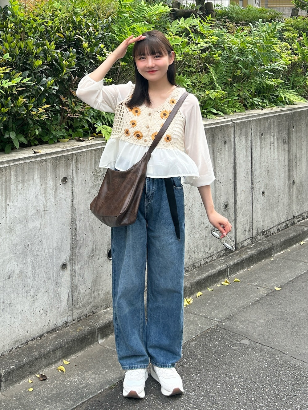 「ショルダーバッグ、柄シャツ、シャツスタイル、デニム、シアートップス、スニーカー、花柄、夏コーデ、きれいめカジュアル、お出かけコーデ、プチプラ、ゆるコーデ、パンツスタイル、オトナカジュアル、休日スタイル」｜「Cham.のヴィンテージライクデニムワイドパンツ（デニムパンツ、ブルー系）」を使った、みさねさん（骨格ストレート・レディース・158cm）の春コーディネートの1枚目の写真