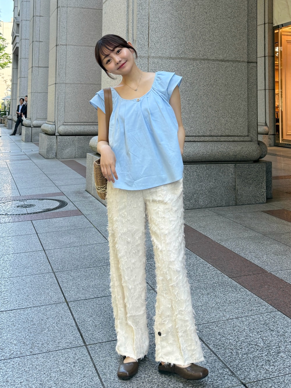「ワイドパンツ、サンダル、韓国ファッション、ブルー、きれいめカジュアル、プチプラ、ブラウス、夏コーデ、シンプルコーデ、お出かけコーデ、オトナカジュアル、大人かわいい、デートコーデ、かごバッグ、休日スタイル」｜「YOURMLEのアイテム（パンツ、ホワイト系）」を使った、みさねさん（骨格ストレート・レディース・158cm）の春コーディネートの1枚目の写真