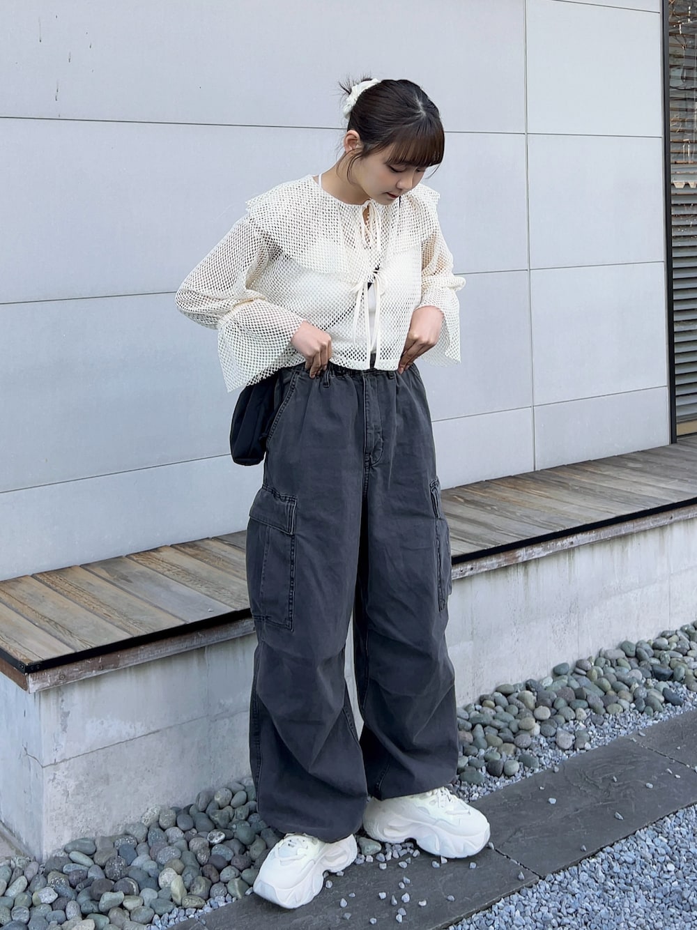 「モノトーン、春服、スニーカーコーデ、春ファッション、着回しコーデ、カーディガン、春色、デニム、スニーカー、ストリート、カジュアル、韓国ファッション、スポーツミックス、ブラウス、シンプルコーデ」｜「RETRO GIRLのフリルメッシュリボンカーデ（Tシャツ/カットソー、ベージュ系）」を使った、みさねさん（骨格ストレート・レディース・158cm）の春コーディネートの1枚目の写真