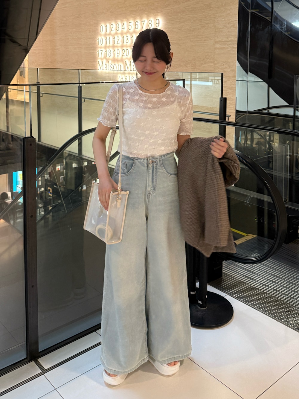 「白Tシャツ、シアートップス、シンプルコーデ、デニム、サンダル、スポーツミックス、雨の日コーデ、ゆるコーデ、大人かわいい、大人カジュアル、きれいめカジュアル、プチプラ、お出かけコーデ、休日スタイル、Tシャツ」｜「Luneaの花柄シアートップス（Tシャツ/カットソー、ホワイト系）」を使った、みさねさん（骨格ストレート・レディース・158cm）の夏コーディネートの1枚目の写真