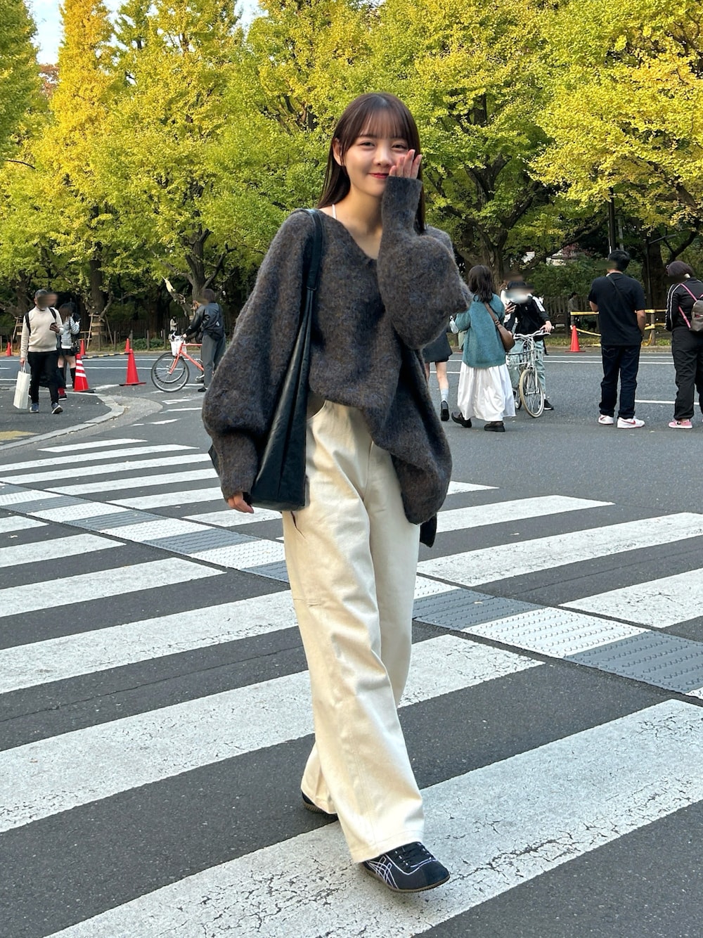 「最近のいい感じコーデ、ニット、パンツスタイル、スニーカー、シンプル、カジュアル、きれいめカジュアル、お出かけコーデ、ストリート、プチプラ、韓国ファッション、ゆるコーデ、ラフ、大人カジュアル、デニム」｜「Kastaneの【お気に入り登録8.5万】メランジVあきニットプルオーバー（ニット/セーター、ブラウン系）」を使った、みさねさん（レディース・158cm）の秋コーディネートの1枚目の写真