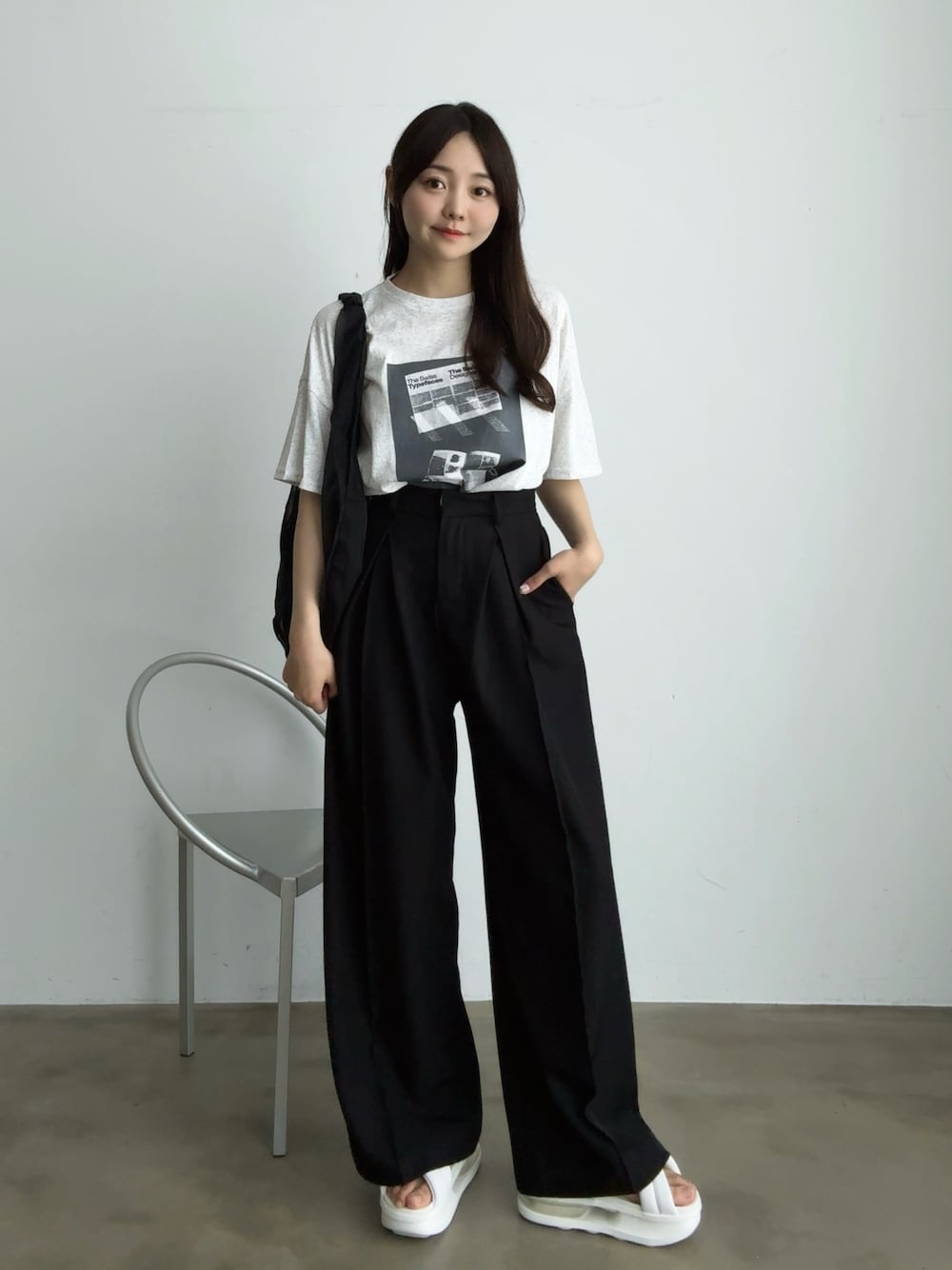 「夏ルックで気分アップ、ロゴT、厚底シューズ、サンダル、Tシャツ、きれいめカジュアル、大人カジュアル、スラックス、パンツスタイル、モノトーン、シンプルコーデ、お出かけコーデ、プチプラ、トートバッグ、モード」｜「NIKEのナイキ エア マックス アイラ ウィメンズサンダル / Nike Air Max Isla Women's Sandals FJ5929-100 Summit White（サンダル、ホワイト系）」を使った、みさねさん（骨格ストレート・レディース・158cm）の夏コーディネートの1枚目の写真