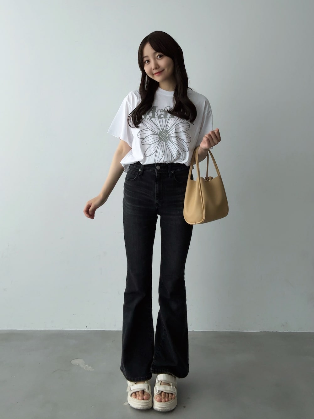 「サンダル、夏コーデ、白Tシャツ、韓国ファッション、ロゴT、きれいめカジュアル、大人カジュアル、大人女子、Tシャツ、デニム、フレアパンツ、シンプルコーデ、プチプラ、差し色コーデ、デートコーデ」｜「Luneaの3wayフェイクレザーミニバッグ（ハンドバッグ、イエロー系）」を使った、みさねさん（骨格ストレート・レディース・158cm）の夏コーディネートの1枚目の写真