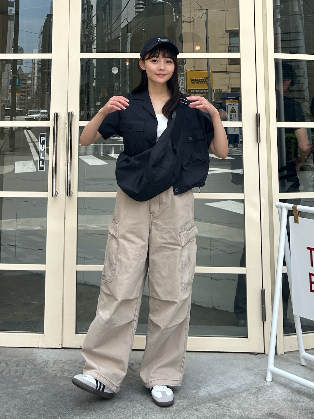 「プチプラ、スポーツミックス、休日スタイル、夏コーデ、メンズライク、ストリート、スニーカー、カーゴパンツ、デニム、シャツスタイル、レイヤードスタイル、キャップ、お出かけコーデ、韓国ファッション、パンツスタイル」｜「NIKEのナイキ スポーツウェア ヘリテージ 86 アジャスタブル キャップ / Nike Sportswear Heritage 86 Adjustable Cap（キャップ、ブラック系）」を使った、みさねさん（骨格ストレート・レディース・158cm）の夏コーディネートの1枚目の写真