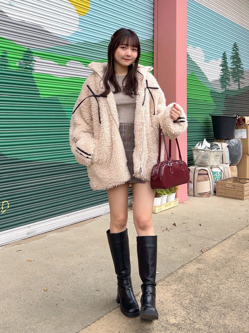 「真冬のあったかスタイル、ニット、ショートパンツ、ミニスカート、ロングブーツ、プチプラ、ボア、冬コーデ、冬アウター、ブラウン、チェック、レザー、ワントーンコーデ、韓国ファッション、カジュアル」｜「mily biletの【mily bilet】女性らしさ漂うシンプル美デザイン。スクエアネックリブニットプルオーバー（ニット/セーター、ブラウン系）」を使った、みさねさん（骨格ストレート・レディース・158cm）の冬コーディネートの1枚目の写真