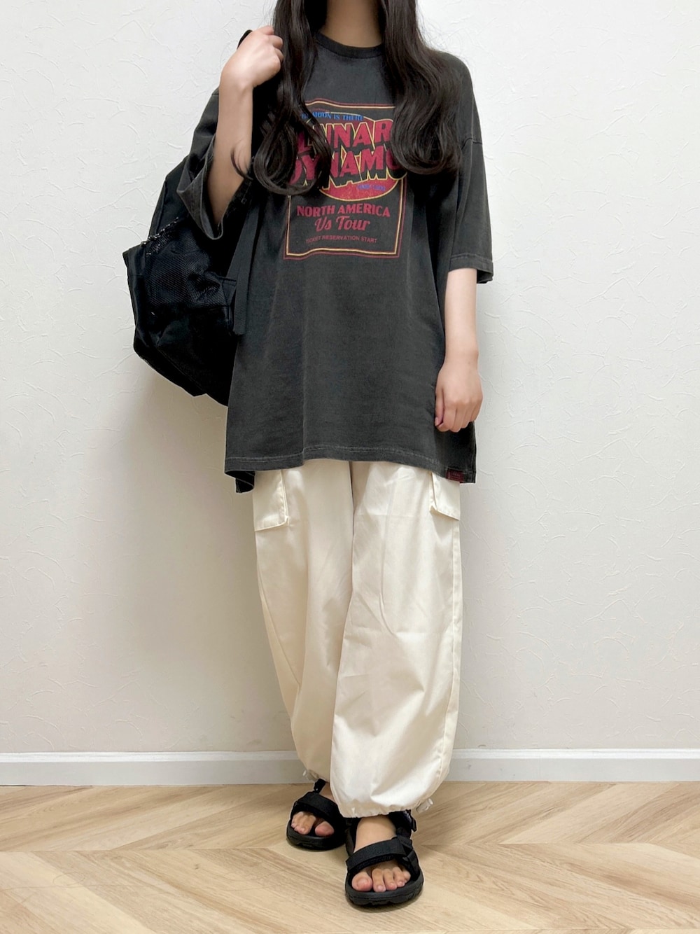 「このスタイルがお気に入り、ボーイッシュ、メンズライク、リュック、Tシャツ、夏だ！Tシャツ着よう！、スポーツサンダル、サンダル、カーゴパンツ、シンプルコーデ、きれいめカジュアル、おでかけコーデ、ビッグシルエット、ストリート、Cham.」｜「Javaの《JaVa ジャバコラボ》キャッチーな大人Tee。綿100%ピグメントロゴビッグTシャツ（Tシャツ/カットソー、グレー系）」を使った、みさねさん（骨格ストレート・レディース・158cm）の夏コーディネートの1枚目の写真