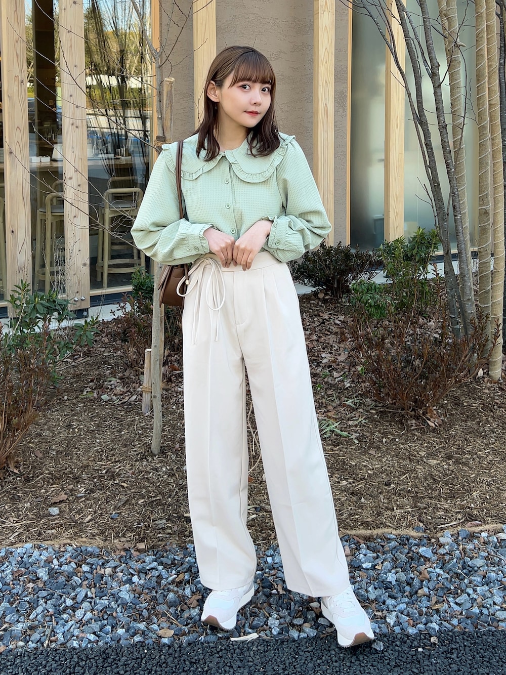 「春のおしゃ見えテクニック、休日スタイル、春コーデ、春服みてみて、パステルカラー、お出かけコーデ、スニーカー、シンプルコーデ、春服、オトナカジュアル、カジュアルスタイル、デートコーデ、ブラウス、パンツスタイル、春カラー」｜「Cham.のウエストリボンワイドパンツ（その他パンツ、ベージュ系）」を使った、みさねさん（骨格ストレート・レディース・158cm）の春コーディネートの1枚目の写真