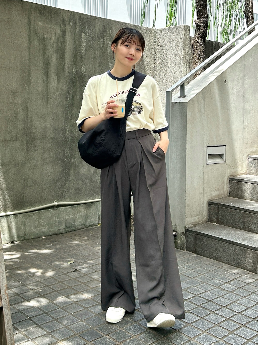 「スポーツミックス、休日スタイル、きれいめカジュアル、夏コーデ、スラックス、シンプル、カジュアル、Tシャツ、プチプラ、お出かけコーデ、ゆるコーデ、ショルダーバッグ、スニーカー、韓国ファッション、ストリート」｜「apres jour mignonの【apresjour mignon×ARIAZ】ショルダーバッグ（ショルダーバッグ、ブラック系）」を使った、みさねさん（骨格ストレート・レディース・158cm）の夏コーディネートの1枚目の写真