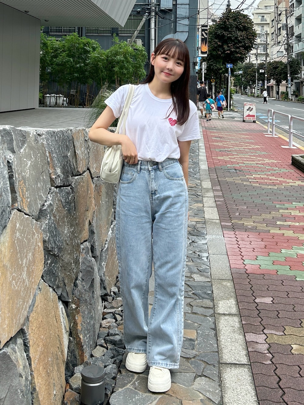 「アウトドアスタイル、淡色コーデ、Tシャツ、デニム、スニーカー、ショルダーバッグ、シンプル、カジュアル、ストリート、きれいめカジュアル、韓国ファッション、プチプラ、楽ちんコーデ、パンツスタイル、秋先取りコーデ」｜「Riberryのハートロゴラメ刺繍コンパクトTシャツ（Tシャツ/カットソー、ホワイト系）」を使った、みさねさん（骨格ストレート・レディース・158cm）の秋コーディネートの1枚目の写真