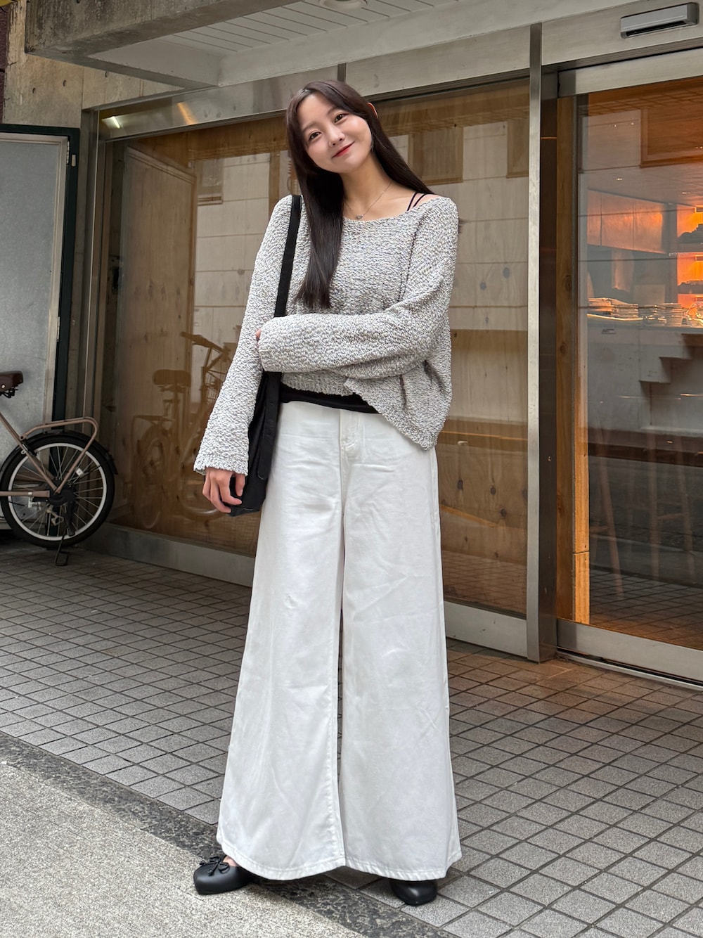 「ワイドパンツ、雨の日コーデ、モノトーン、デニム、ゆるコーデ、きれいめカジュアル、大人カジュアル、お出かけコーデ、休日スタイル、大人かわいい、パンツスタイル、パンプス、シンプル、やっぱり帽子が好き、グレー」｜「Luneaのウエストデザインワイドデニムパンツ（デニムパンツ、ホワイト系）」を使った、みさねさん（骨格ストレート・レディース・158cm）の春コーディネートの1枚目の写真