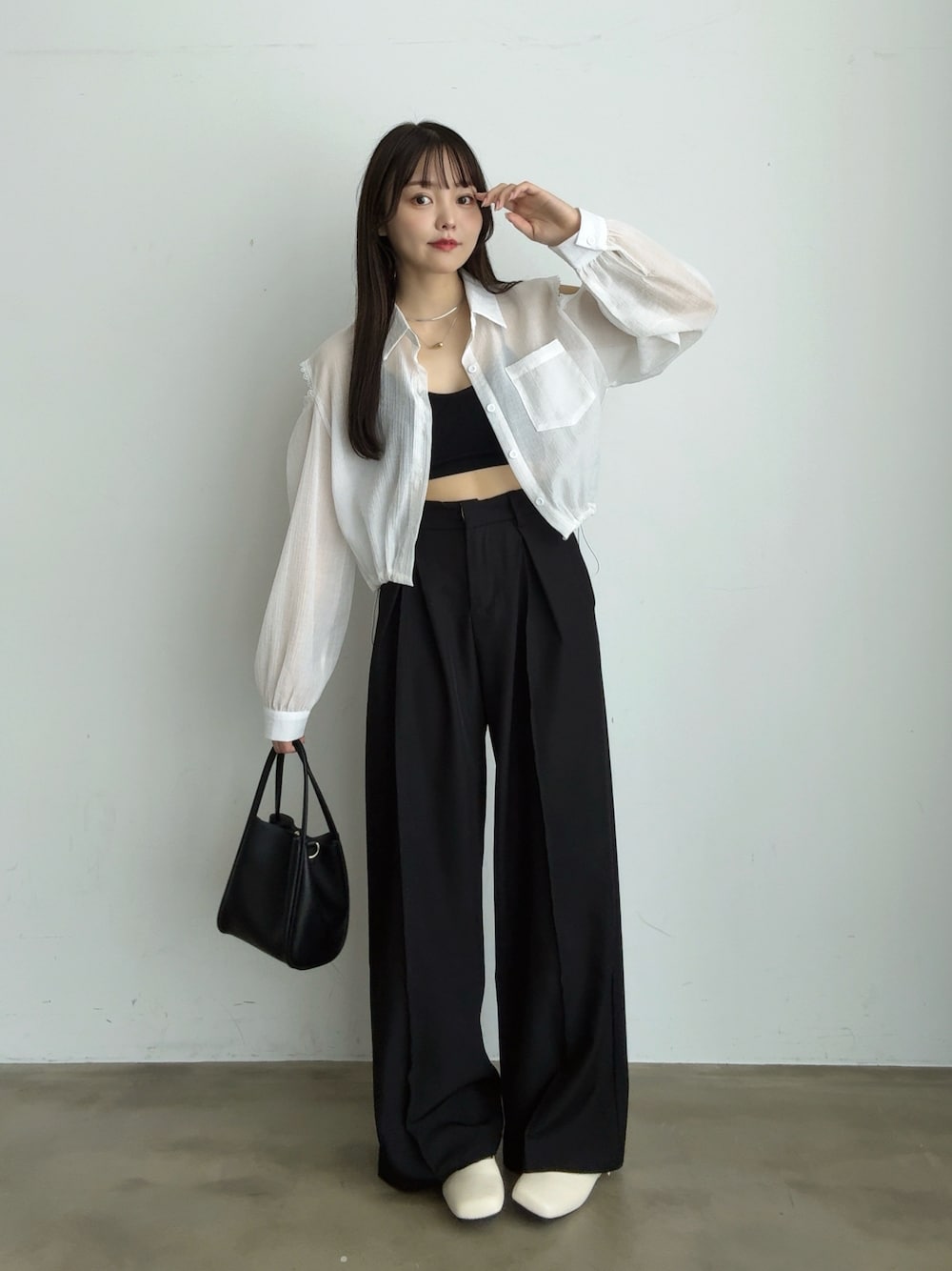 「秋服準備はじめました、シアーシャツ、シャツスタイル、レイヤードスタイル、大人カジュアル、きれいめカジュアル、モノトーン、お出かけコーデ、シンプルコーデ、デートコーデ、休日スタイル、プチプラ、ショルダーバッグ、パンツスタイル、スラックス」｜「Luneaのレースオープンショルダーシアーシャツ（シャツ/ブラウス、ホワイト系）」を使った、みさねさん（骨格ストレート・レディース・158cm）の秋コーディネートの1枚目の写真
