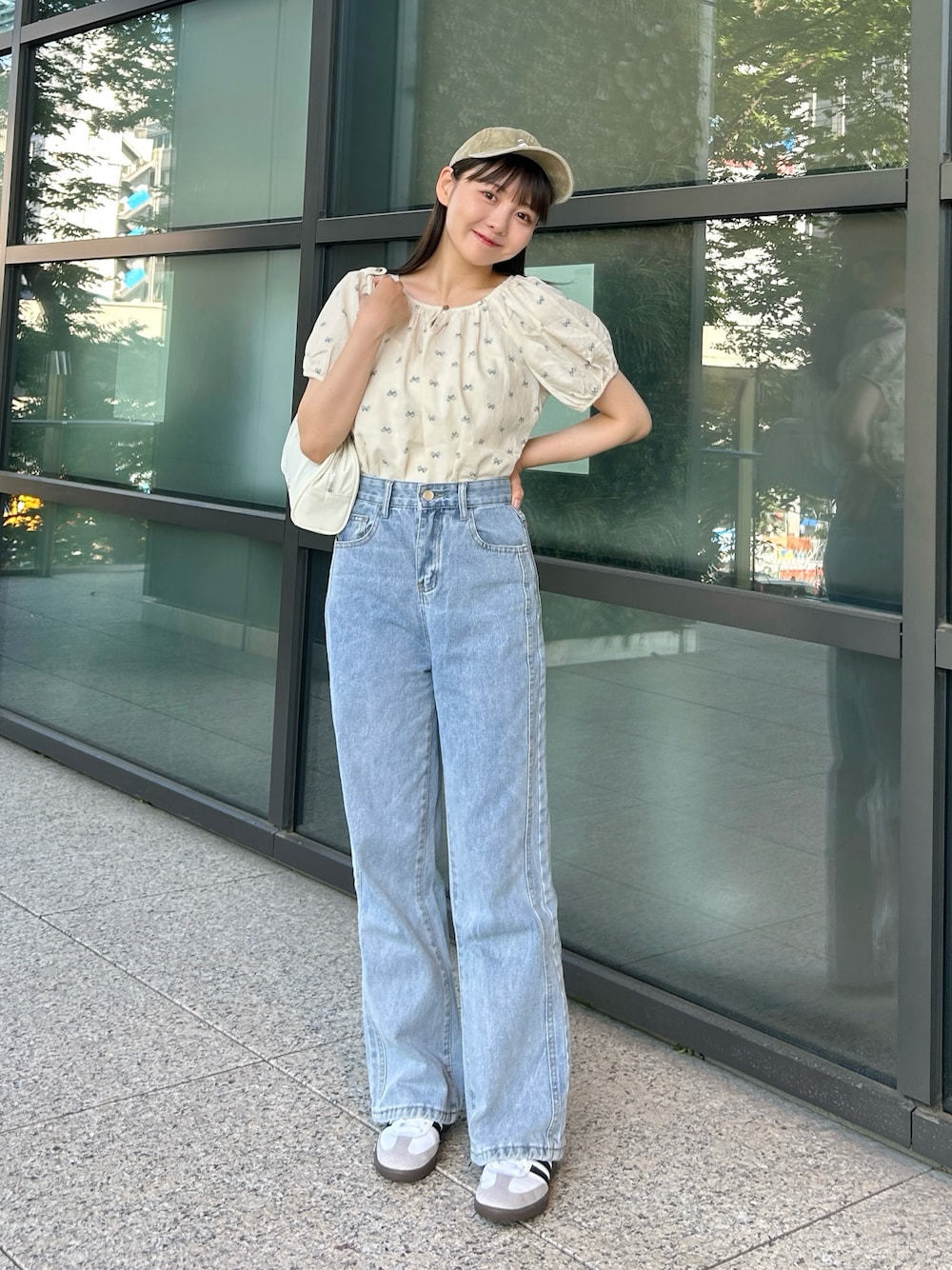 ブルー系のシャツ/ブラウス、ブルー系のデニムパンツ、ホワイト系のバッグを着用したレディースの夏コーディネートの1枚目の写真