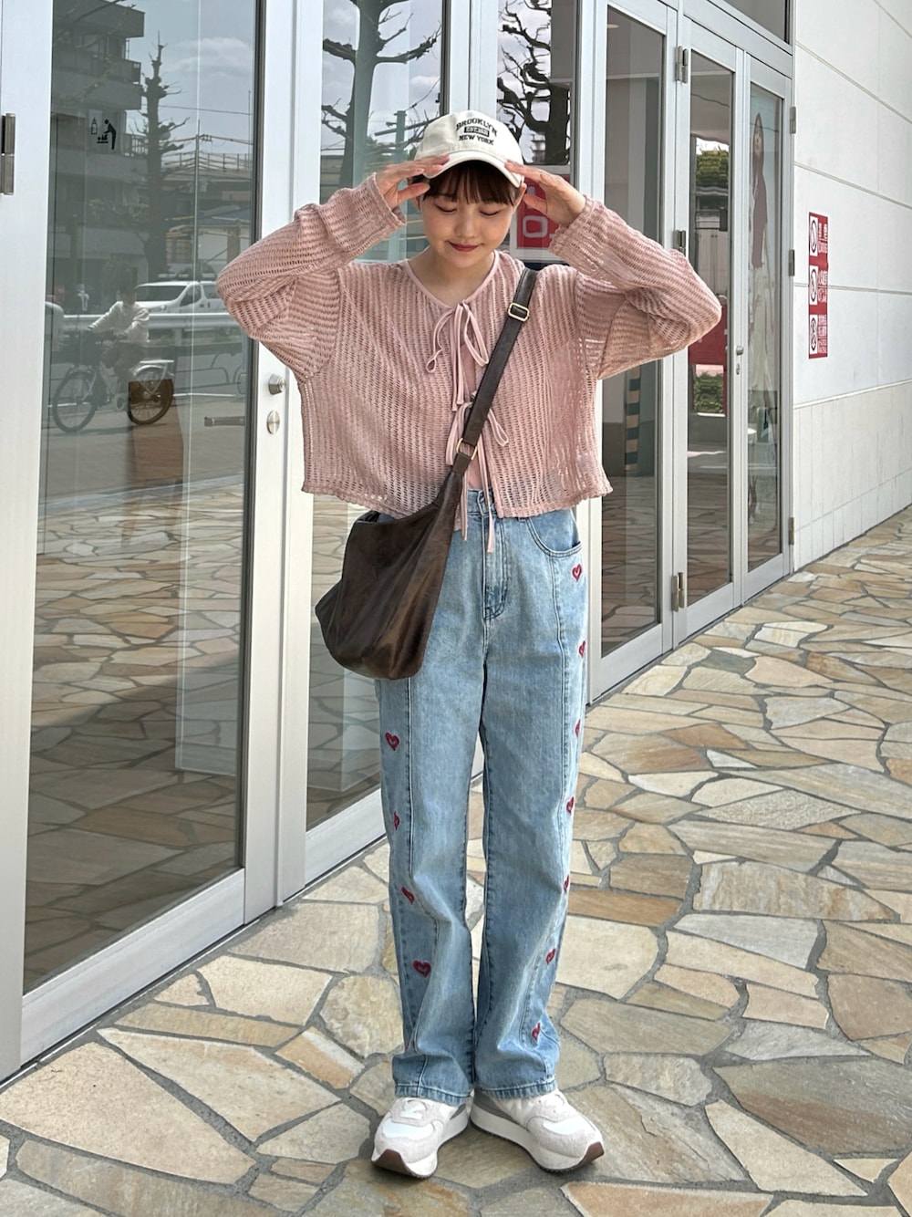 「春夏コーデ、デニム、スニーカー、パステルカラー、韓国ファッション、シンプルコーデ、デートコーデ、プチプラ、お出かけコーデ、きれいめカジュアル、休日スタイル、古着MIX、キャップ、シアートップス、骨格ストレート」｜「moment+の前後2WAYストライプメッシュショート丈(45cm)＆レギュラー丈(68cm)リボンカーディガン（カーディガン/ボレロ、ピンク系）」を使った、みさねさん（骨格ストレート・レディース・158cm）の春コーディネートの1枚目の写真