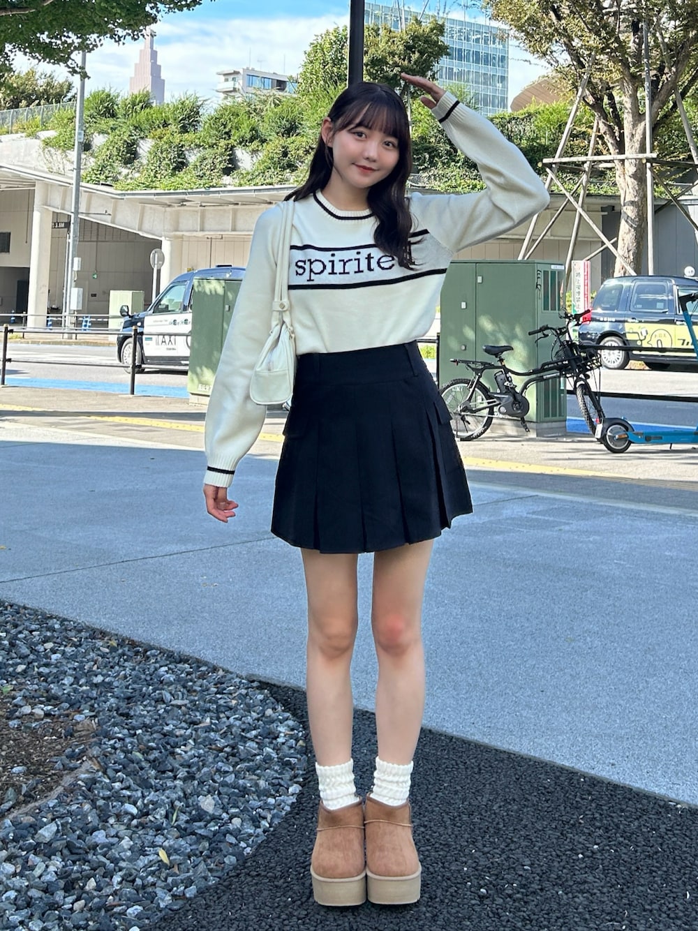「レザー、テーマパークコーデ、韓国ファッション、ストリート、モノトーン、シンプル、カジュアル、ブーツ、スカート、ニット、お出かけコーデ、プチプラ、デートコーデ、ゆるコーデ、きれいめカジュアル」｜「Mi-jeのアイテム（ニット/セーター、ベージュ系）」を使った、みさねさん（骨格ストレート・レディース・158cm）の秋コーディネートの1枚目の写真