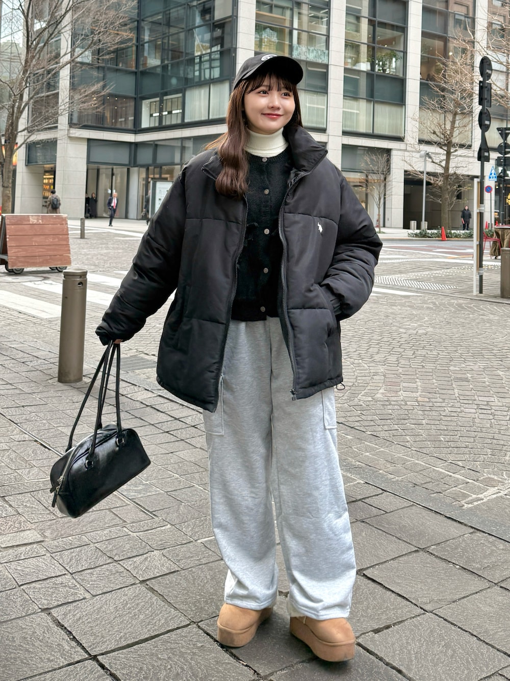 「レイヤードスタイル、トラックパンツ、今日のコーデ、プチプラ、韓国ファッション、春コーデ、スウェットパンツ、ダウンジャケット、モノトーン、きれいめカジュアル、カジュアル、休日スタイル、お出かけコーデ、古着MIX、アウトドアスタイル」｜「SHEINのアイテム（ニット/セーター、ブラック系）」を使った、みさねさん（骨格ストレート・レディース・158cm）の冬コーディネートの1枚目の写真