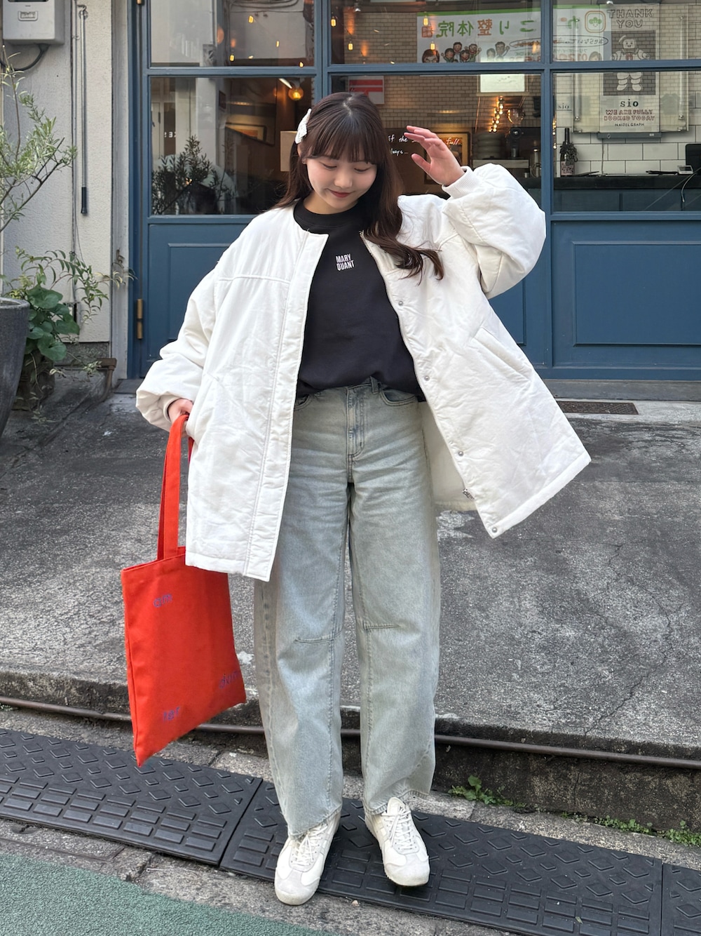 「今日のコーデ、春コーデ、春色、プチプラ、デニム、トートバッグ、オレンジ、スニーカー、お出かけコーデ、休日スタイル、きれいめカジュアル、大人カジュアル、ストリート、韓国ファッション、ゆるコーデ」｜「PUBLUXのMARY QUANT × PUBLUX/マリークワント 袖刺繍 オーガンジー スウェット　限定展開（スウェット、ブラック系）」を使った、みさねさん（骨格ストレート・レディース・158cm）の春コーディネートの1枚目の写真