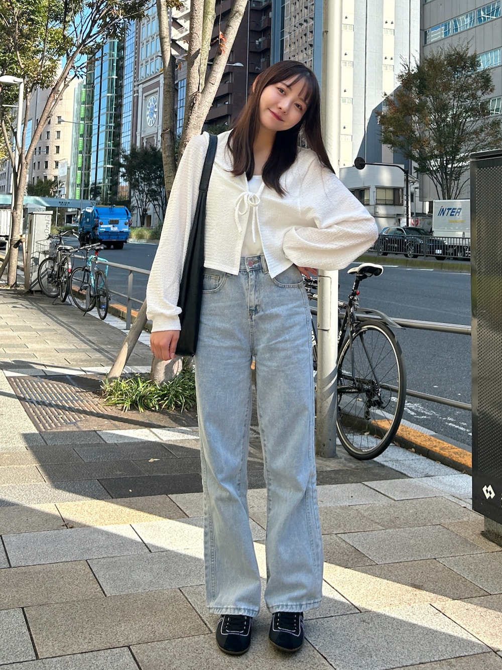 「最近のいい感じコーデ、デニム、ホワイト、シンプル、カジュアル、ラクチンコーデ、ゆるコーデ、ストリート、プチプラ、韓国ファッション、スニーカー、トートバッグ、秋コーデ、休日スタイル、お出かけコーデ」｜「w closetの【カップ付き】バッククロスキャミソール（キャミソール、ホワイト系）」を使った、みさねさん（レディース・158cm）の冬コーディネートの1枚目の写真