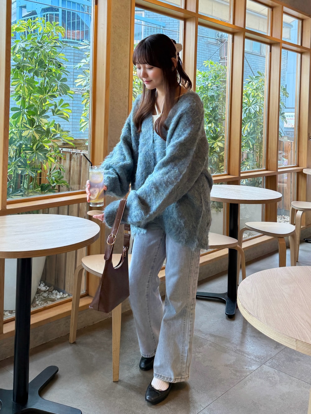 「春めき満開コーデ、古着MIX、春コーデ、ブルー、デニム、カーディガン、きれいめカジュアル、オトナカジュアル、シンプルコーデ、レイヤードスタイル、プチプラ、韓国ファッション、ワントーンコーデ、休日スタイル、パンツコーデ」｜「Cham.のハイウエストデニムワイドパンツ（デニムパンツ、ブルー系）」を使った、みさねさん（骨格ストレート・レディース・158cm）の春コーディネートの1枚目の写真
