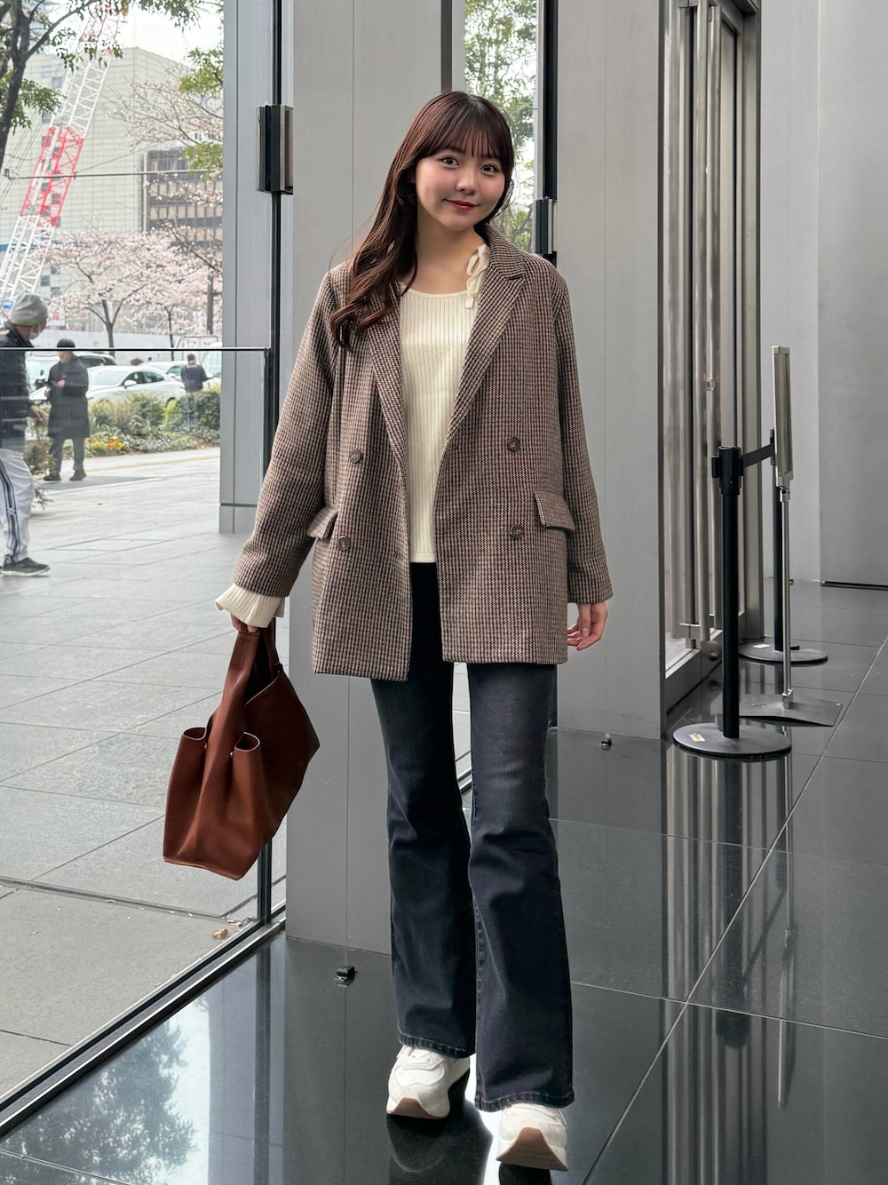 「春めき満開コーデ、春色、デニム、フレアパンツ、きれいめカジュアル、大人カジュアル、スニーカー、厚底シューズ、チェック、プチプラ、ジャケット、韓国ファッション、お出かけコーデ、休日スタイル、ニット」｜「Ambre Neigeのフレアスリーブリブニット/WEB/EC限定商品（ニット/セーター、ホワイト系）」を使った、みさねさん（骨格ストレート・レディース・158cm）の春コーディネートの1枚目の写真