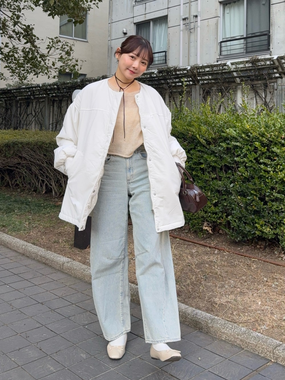 「ニット、デニム、きれいめカジュアル、デートコーデ、GU、プチプラ、古着MIX、カジュアル、大人カジュアル、シンプルコーデ、淡色コーデ、チョーカー、パステルカラー、春色、休日スタイル」｜「clearのレザーボウリングバッグ [収納力◎ コンパクト]≪2024AW新作≫（ハンドバッグ、ブラウン系）」を使った、みさねさん（骨格ストレート・レディース・158cm）の春コーディネートの1枚目の写真
