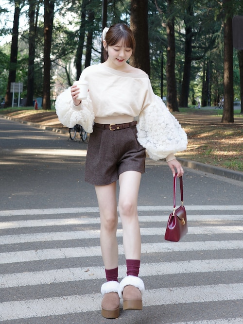 「CHARLES & KEITH(チャールズ & キース)のWisteria ウィステリア メタリックアクセントショルダーバッグ(ショルダーバッグ)」を使った、みさねさん(レディース・158cm)の秋コーディネート