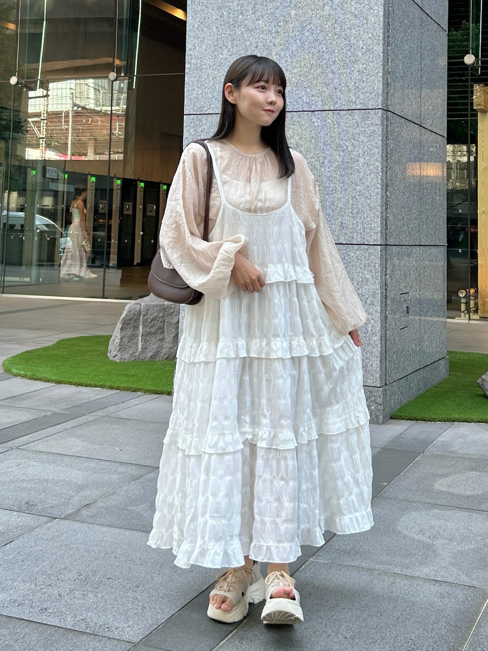 「淡色コーデ、レイヤードスタイル、ワンピース、キャミワンピ、デートコーデ、きれいめカジュアル、プチプラ、夏コーデ、さらっと晴れやかスナップ、お出かけコーデ、韓国ファッション、シアートップス、厚底シューズ、サンダル、カジュアル」｜「Alley by w closetの【お気に入り数6.2万人突破 / Alley】フリルティアードキャミワンピース（ワンピース、ホワイト系）」を使った、みさねさん（骨格ストレート・レディース・158cm）の夏コーディネートの1枚目の写真