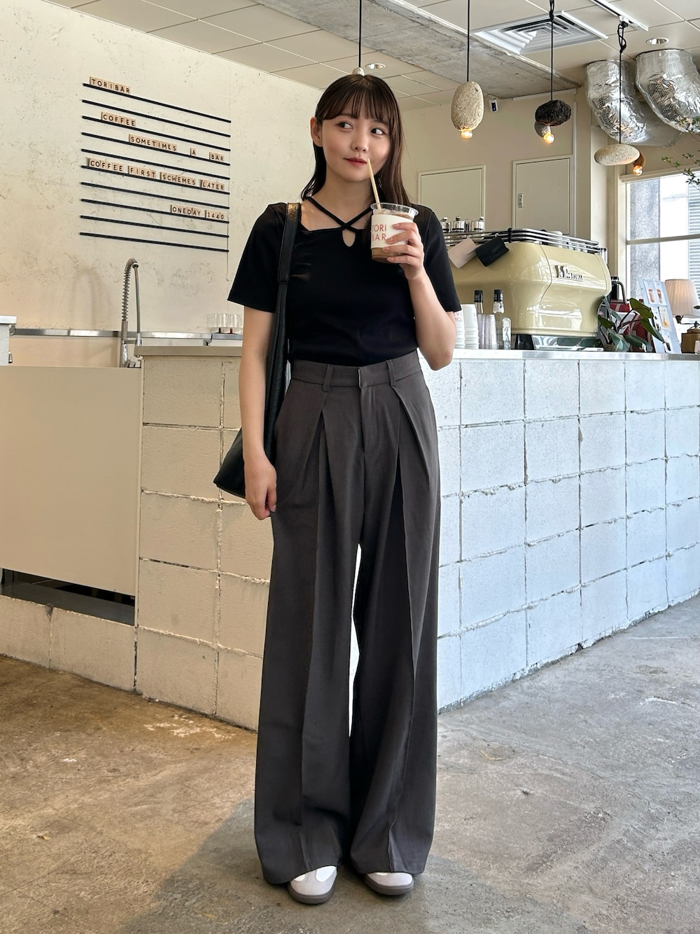 リブトップスとストレートスラックスを合わせたコーデです。デコルテの見えるネックラインで抜け感のあるすっきりとした印象に。センタープレス入りのスラックスで縦のラインを強調することで、より脚を長く見せています。