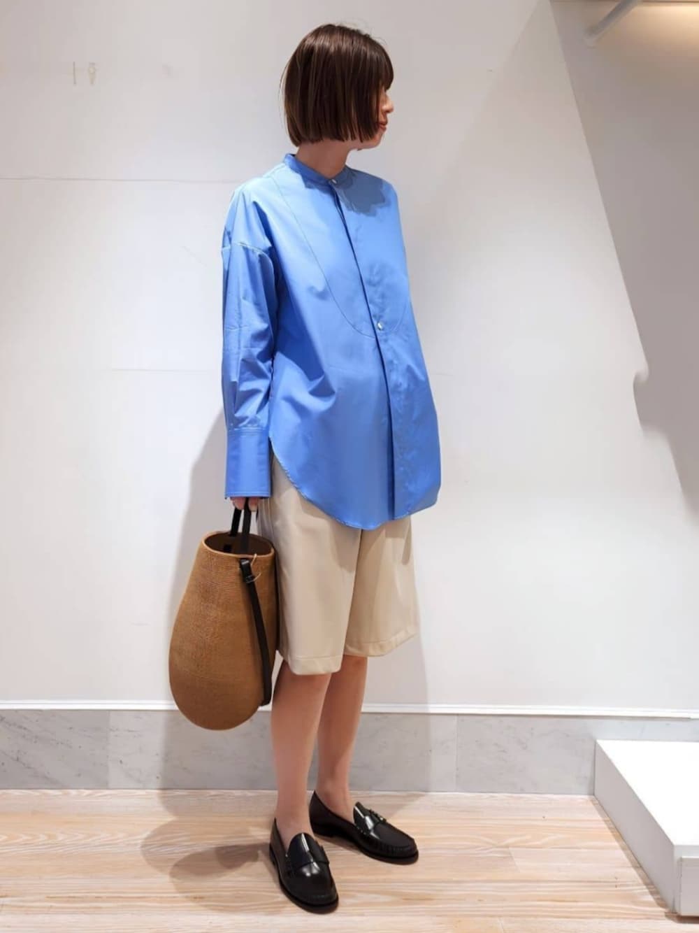 「TOMORROWLAND、トゥモローランド、GALERIE VIE、DEAR FRANCES、KAMARO'AN、シャツスタイル、ブルー、フェイクレザー、ハーフパンツ、ローファー、大人カジュアル」｜「GALERIE VIEのストレッチフェイクレザー イージーハーフパンツ（その他パンツ、ベージュ系）」を使った、Kikuchi_TOMORROWLANDさん（レディース・164cm）の春コーディネートの1枚目の写真