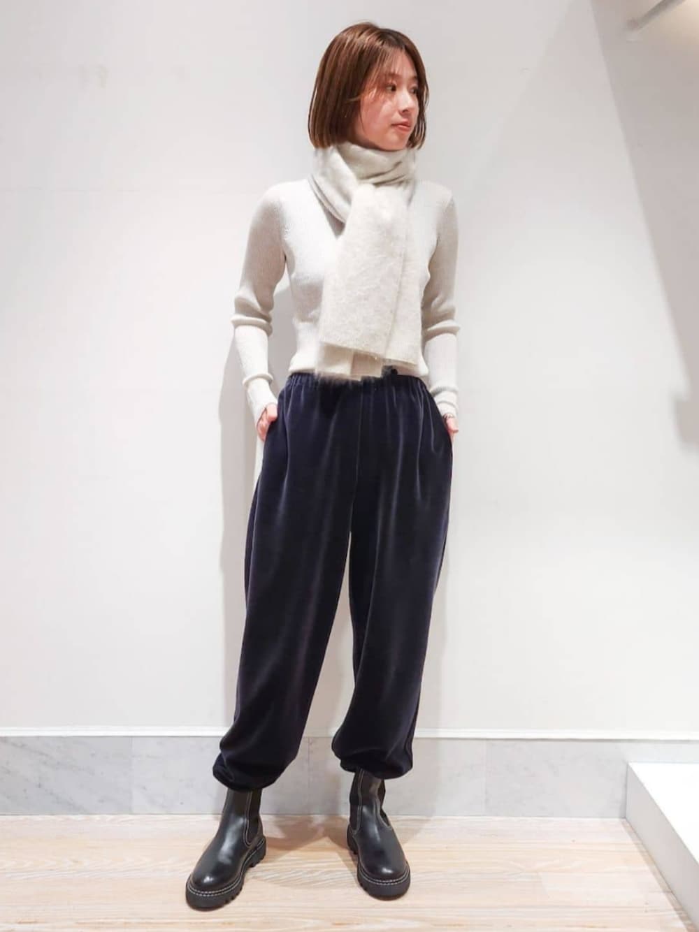 ベージュ系のニット/セーター、ブラック系のその他パンツ、ブラック系のその他シューズを着用したレディースの秋コーディネートの1枚目の写真