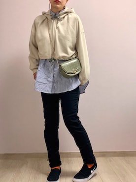 「H&M（エイチ・アンド・エム）のアイテム（ショルダーバッグ、グリーン系）」を使った、MOMOさん（レディース・167cm）の春コーディネート