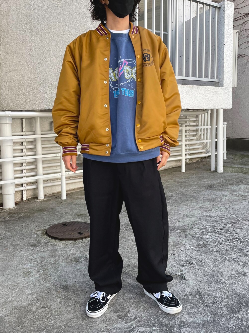 「春服デビュー宣言、春コーデ、メンズコーデ、シンプル、大人カジュアル、春アウター、古着MIX、ゆるコーデ、HARE、ootd、プチプラ、デニム、デニムパンツ、古着コーデ、VANS」｜「BUTWINのBUTWIN/ナイロンスタジャン（ナイロンジャケット、ベージュ系）」を使った、kunishimalaさん（メンズ・168cm）の春コーディネートの1枚目の写真