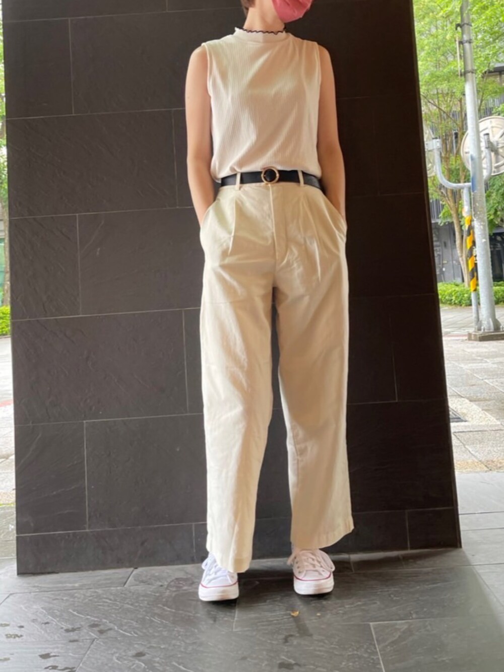 ホワイト系のパンツ、ホワイト系のトップスを着用したレディースの春コーディネートの1枚目の写真