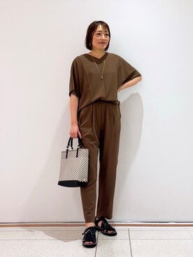 「INDIVI（インディヴィ）の【着る日傘】ドルマントップス（シャツ/ブラウス、ブラウン系）」を使った、mikaさん（レディース・165cm）の夏コーディネート