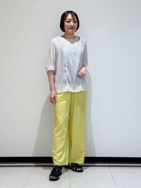 「INDIVI（インディヴィ）の【洗える／ドット柄／凹凸素材】袖コンシャスドルマンブラウス（シャツ/ブラウス、ホワイト系）」を使った、mikaさん（レディース・165cm）の夏コーディネート