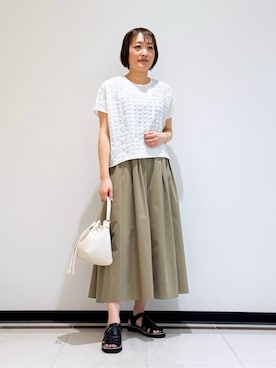「INDIVI（インディヴィ）の【洗える／凹凸素材／UVケア】コンパクトトップス（Tシャツ/カットソー、ホワイト系）」を使った、mikaさん（レディース・165cm）の夏コーディネート