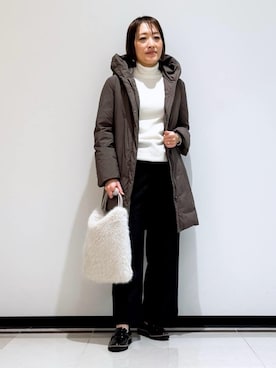 「INDIVI（インディヴィ）の【撥水／洗える】ステッチレス ロングダウンコート（ダウンジャケット/コート、ブラウン系）」を使った、mikaさん（レディース・165cm）の冬コーディネート