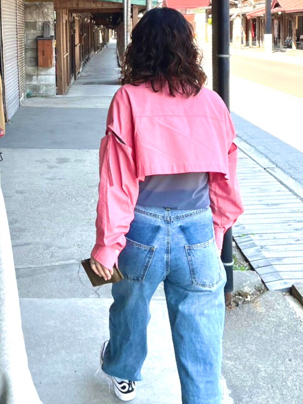「ピンクコーデ、カラーコーデ、デニムパンツ、短丈、カットオフ、シャツスタイル」｜「CIAOPANICのマルチウェイヴィンテージライクシャツ（シャツ/ブラウス、ピンク系）」を使った、ならちゃんさん（骨格ウェーブ・レディース・155cm）の春コーディネートの1枚目の写真