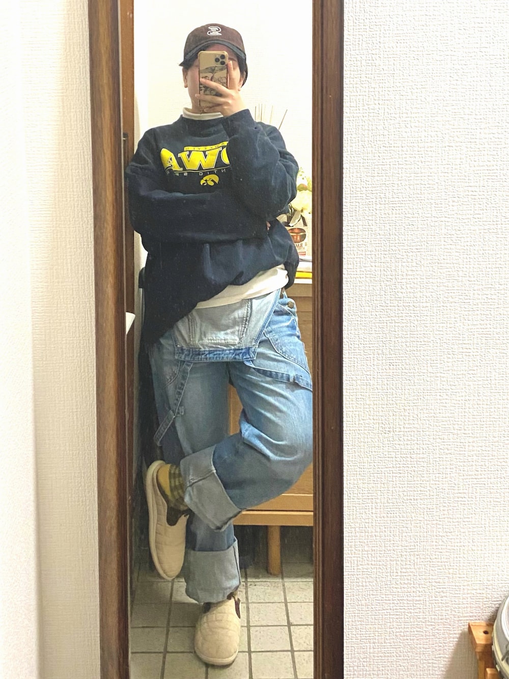 「オトナカジュアル、リラックススタイル、休日スタイル、秋冬、ゆるコーデ、低身長女子、デニム、デニムサロペット、スウェット、スウェットコーデ、古着MIX、古着コーデ、キャップ、キャップ女子、古着女子」｜「GU×studio sevenのアイテム（キャップ、ブラウン系）」を使った、ならちゃんさん（レディース・155cm）の秋コーディネートの1枚目の写真