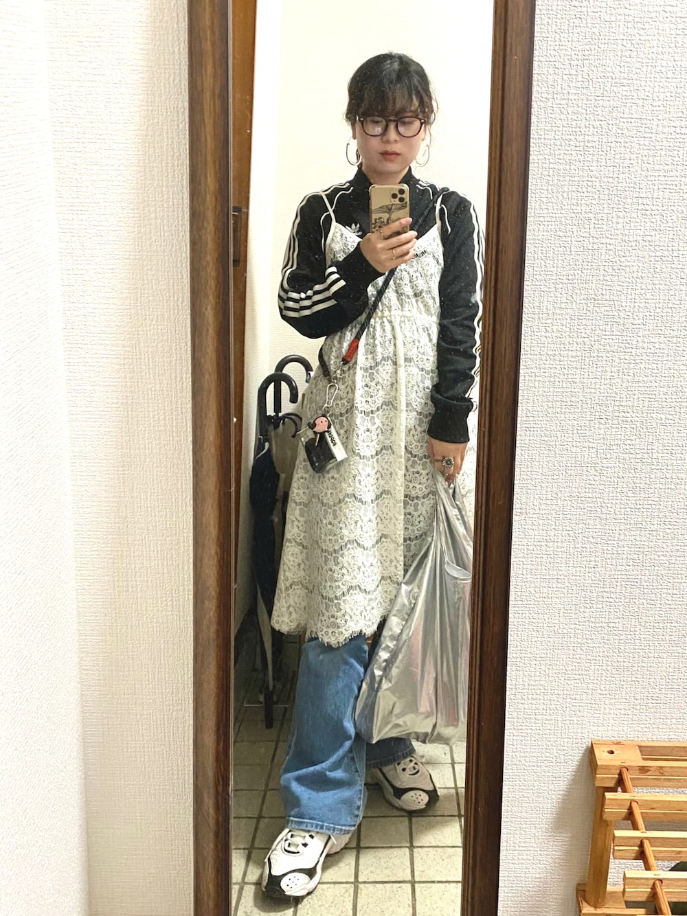 「GUのフレアジーンズ3D（デニムパンツ、ブルー系）」を使った、ならちゃんさん（骨格ウェーブ・レディース・155cm）の春コーディネートの1枚目の写真