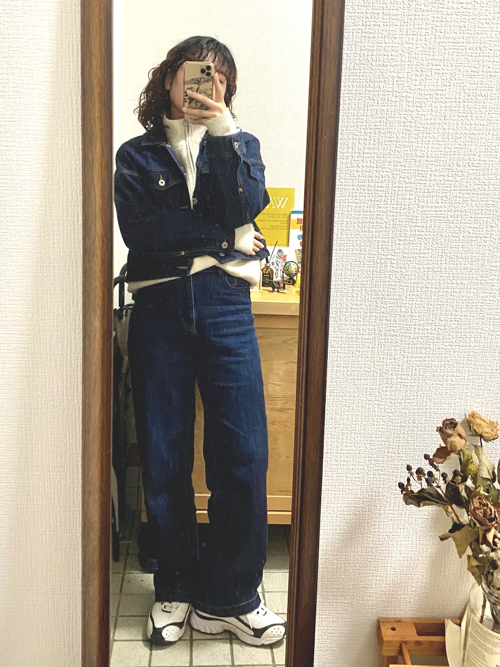 ブルー系のデニムジャケット、ブルー系のデニムパンツ、ホワイト系のスニーカーを着用したレディースの春コーディネートの1枚目の写真