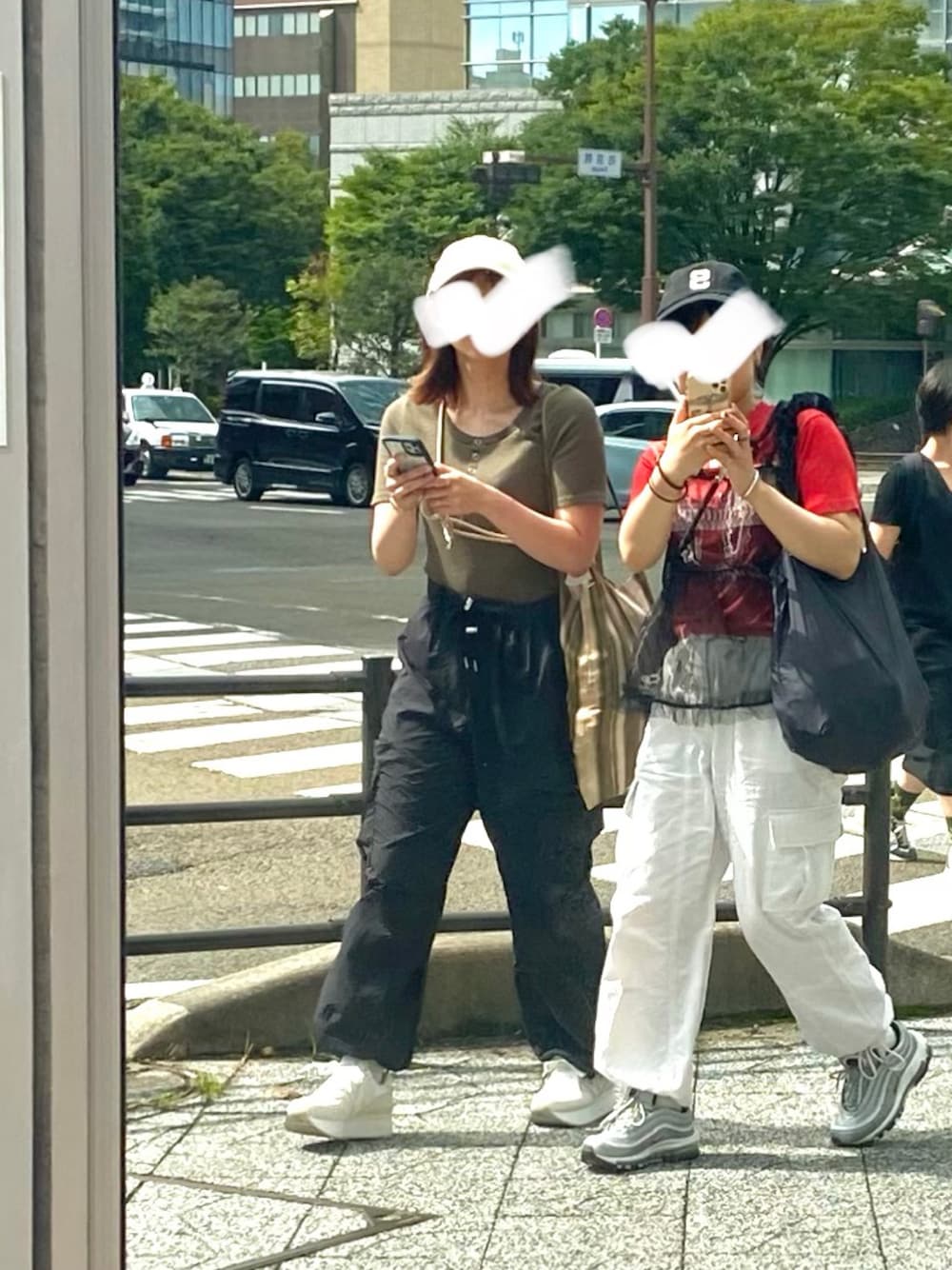 「お出かけコーデ、低身長女子、カラーコーデ、キャップ、Tシャツ、カーゴパンツ、カジュアルコーデ、チュールキャミ、オーガンジー、チュール、フリルバッグ、NIKE、ナイキスニーカー、レイヤードスタイル、古着MIX」｜「apres jour mignonのチュールオーガンジービスチェ【ZOZOTOWN限定アイテム】（キャミソール、ブラック系）」を使った、ならちゃんさん（骨格ウェーブ・レディース・155cm）の秋コーディネートの1枚目の写真