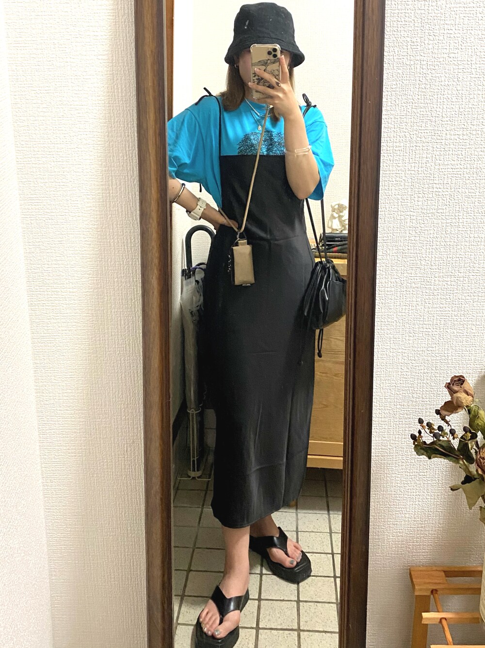 「キャミワンピ、古着、カラーコーデ、ブルー×ブラック、モード、モードストリート、カジュアル、ootd、おしゃれさんと繋がりたい、Tシャツ、お洒落さんとつながりたい、お出かけコーデ、シンプルコーデ、低身長女子、骨格ウェーブ」｜「usedのアイテム（帽子、ブラック系）」を使った、ならちゃんさん（レディース・155cm）の夏コーディネートの1枚目の写真