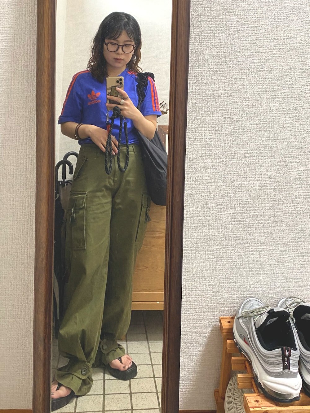 「adidasのアイテム（Tシャツ/カットソー、ブルー系）」を使った、ならちゃんさん（骨格ウェーブ・レディース・155cm）の夏コーディネートの1枚目の写真