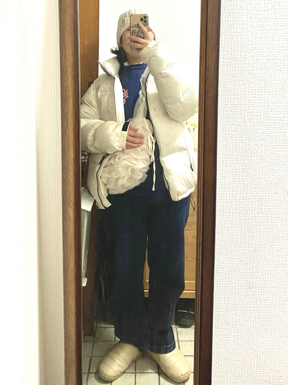「真冬のあったかスタイル、オトナカジュアル、今日のコーデ、おでかけコーデ、ラフコーデ、着回しコーデ、デニムコーデ、レイヤードスタイル、フリルブラウス、フリルバッグ、スウェット、デニムパンツ、ニット帽、ノースフェイス、フレンチカジュアル」｜「moment+のチュールフリルハーフムーンバッグ（ショルダーバッグ、ホワイト系）」を使った、ならちゃんさん（レディース・155cm）の冬コーディネートの1枚目の写真