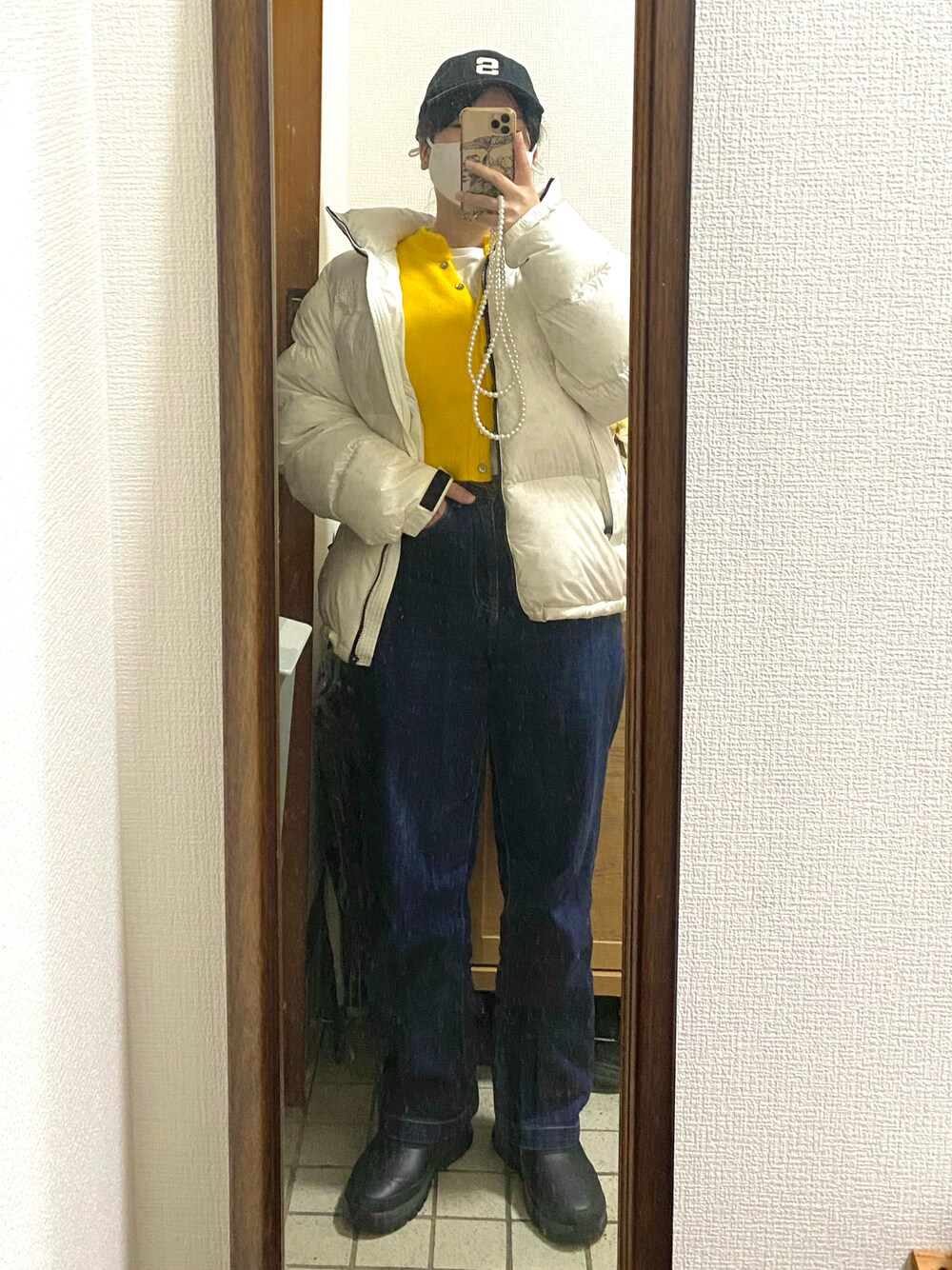 「モヘアカーディガン、冬コーデ、オトナカジュアル、冬アウター、パンツスタイル、シンプルスタイル、カジュアルスタイル、キャップ、キャップ女子、デニムパンツ、HUNTER、スノーブーツ、差し色コーデ、ダウンジャケット、ノースフェイス」｜「THE NORTH FACEのTHE NORTH FACE UNDYED NUPTSE JACKET / ザ・ノース・フェイス アンダイド ヌプシ ジャケット（ダウンジャケット/コート、ホワイト系）」を使った、ならちゃんさん（レディース・155cm）の冬コーディネートの1枚目の写真