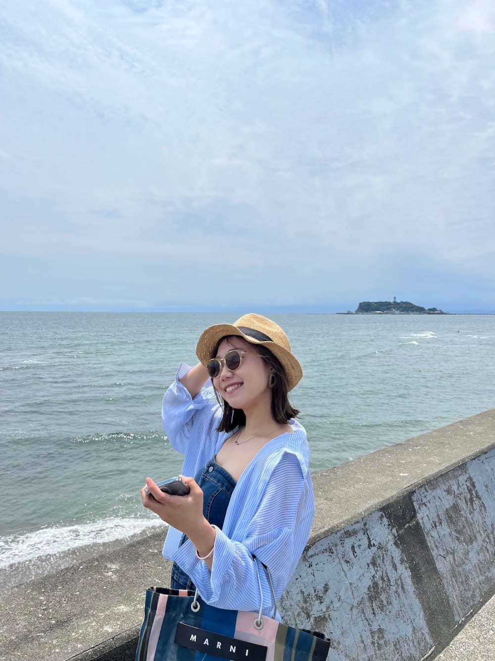 「海コーデ、デニムコーデ、夏コーデ、むぎわら帽子、骨スト」｜「niko and...のオリジナルラフィア中折れハット（ハット、ベージュ系）」を使った、RIOKOさん（レディース・157cm）の夏コーディネートの1枚目の写真