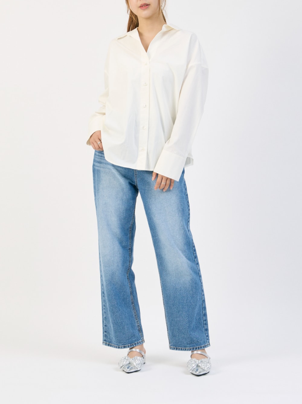 「シャツ×デニム、noyau、デニム×シルバー、シルバーシューズ、シルバーパンプス、大人カジュアル、春先取りコーデ」｜「noyauの【新色追加】2WAYリボンストラップミュールパンプス（パンプス、シルバー系）」を使った、MODEETJACOMOingSTAFFさん（レディース・164cm）の冬コーディネートの1枚目の写真