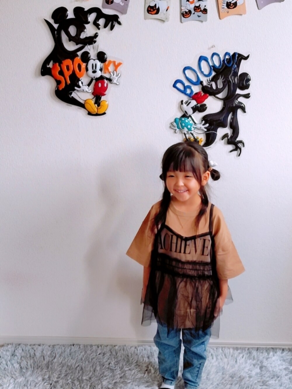 ブラウン系のTシャツ/カットソー、ホワイト系のTシャツ/カットソー、その他のデニムパンツを着用したキッズの秋コーディネートの1枚目の写真