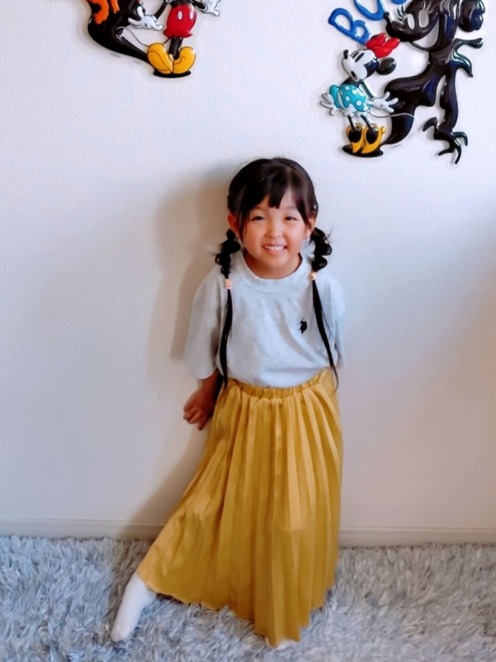 ホワイト系のTシャツ/カットソー、イエロー系のスカートを着用したキッズの秋コーディネートの1枚目の写真